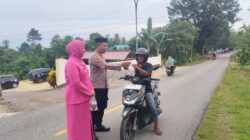 Polsek Wolowa Bersama Bhayangkari Bagi Takjil Gratis di Bulan Ramadhan