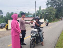 Polsek Wolowa Bersama Bhayangkari Bagi Takjil Gratis di Bulan Ramadhan