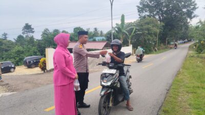 Polsek Wolowa Bersama Bhayangkari Bagi Takjil Gratis di Bulan Ramadhan