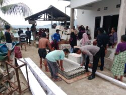 Kapolres Buton Serahkan Bantuan Kepada Korban Laka Laut