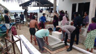 Kapolres Buton Serahkan Bantuan Kepada Korban Laka Laut Kapolres Buton Serahkan Bantuan Kepada Korban Laka Laut