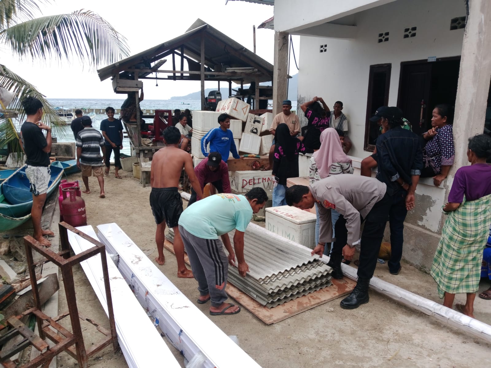 Kapolres Buton Serahkan Bantuan Kepada Korban Laka Laut