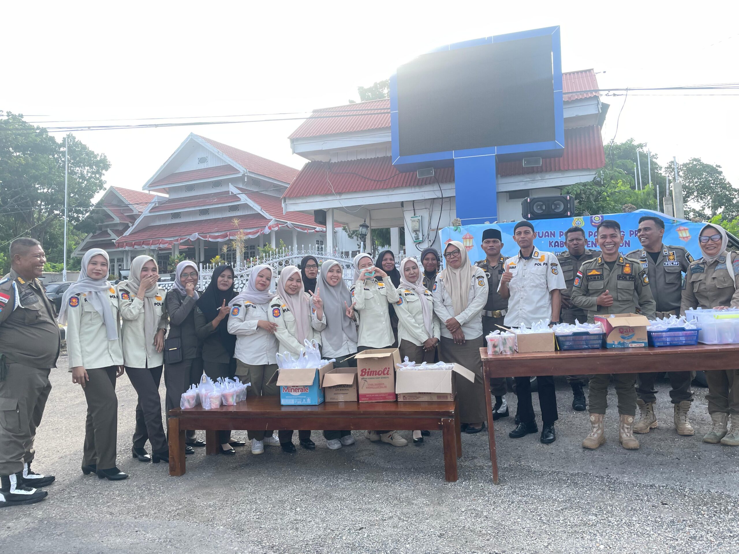 Pol PP Buton Berbagi Ratusan Takjil