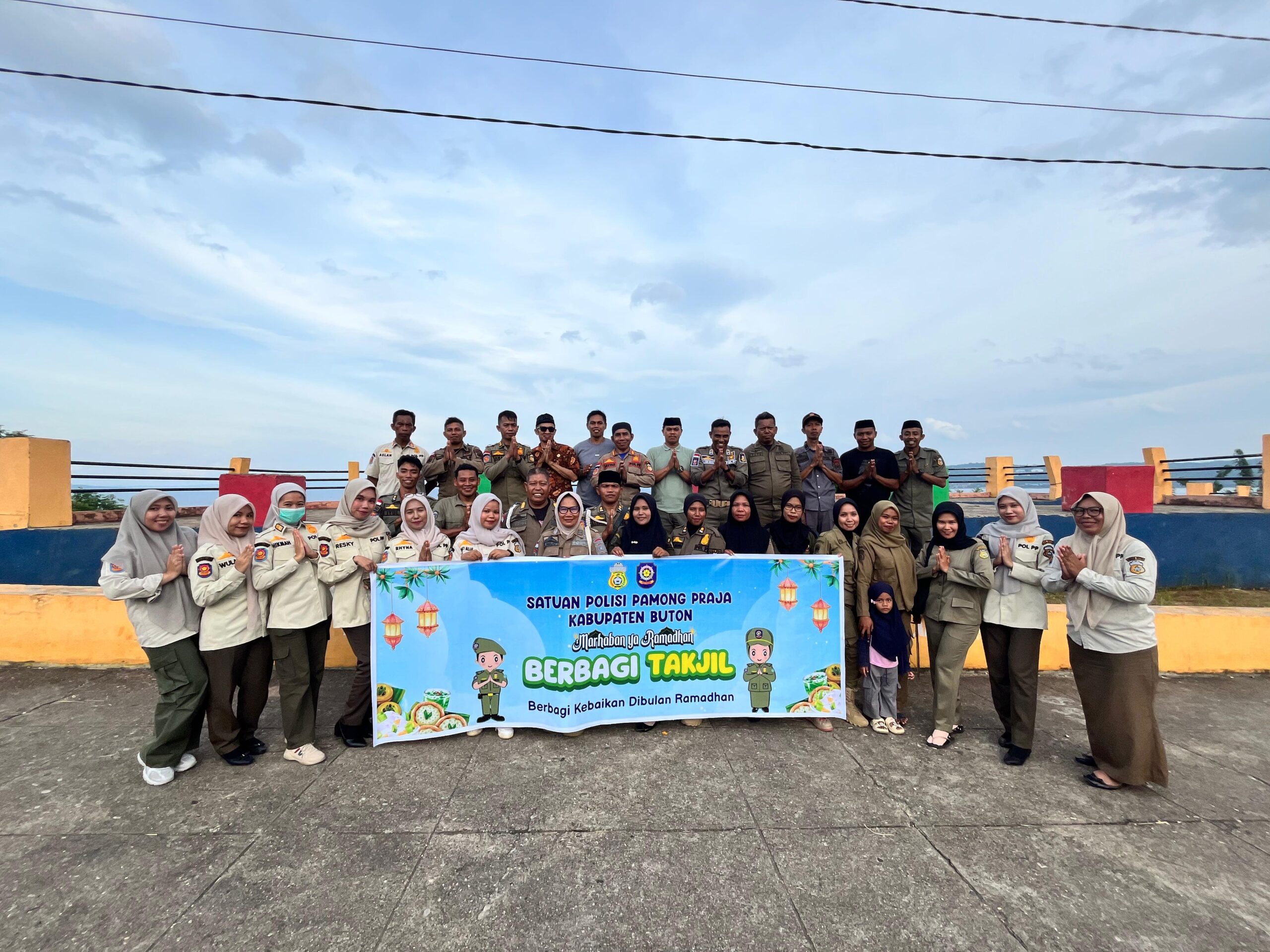 Pol PP Buton Berbagi Ratusan Takjil