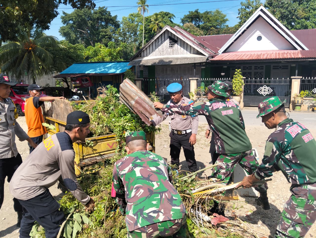 Sinergitas TNI-POLRI, Pemda dan Masyarakat Lakukan Kerja Bakti di Tempat Ibadah