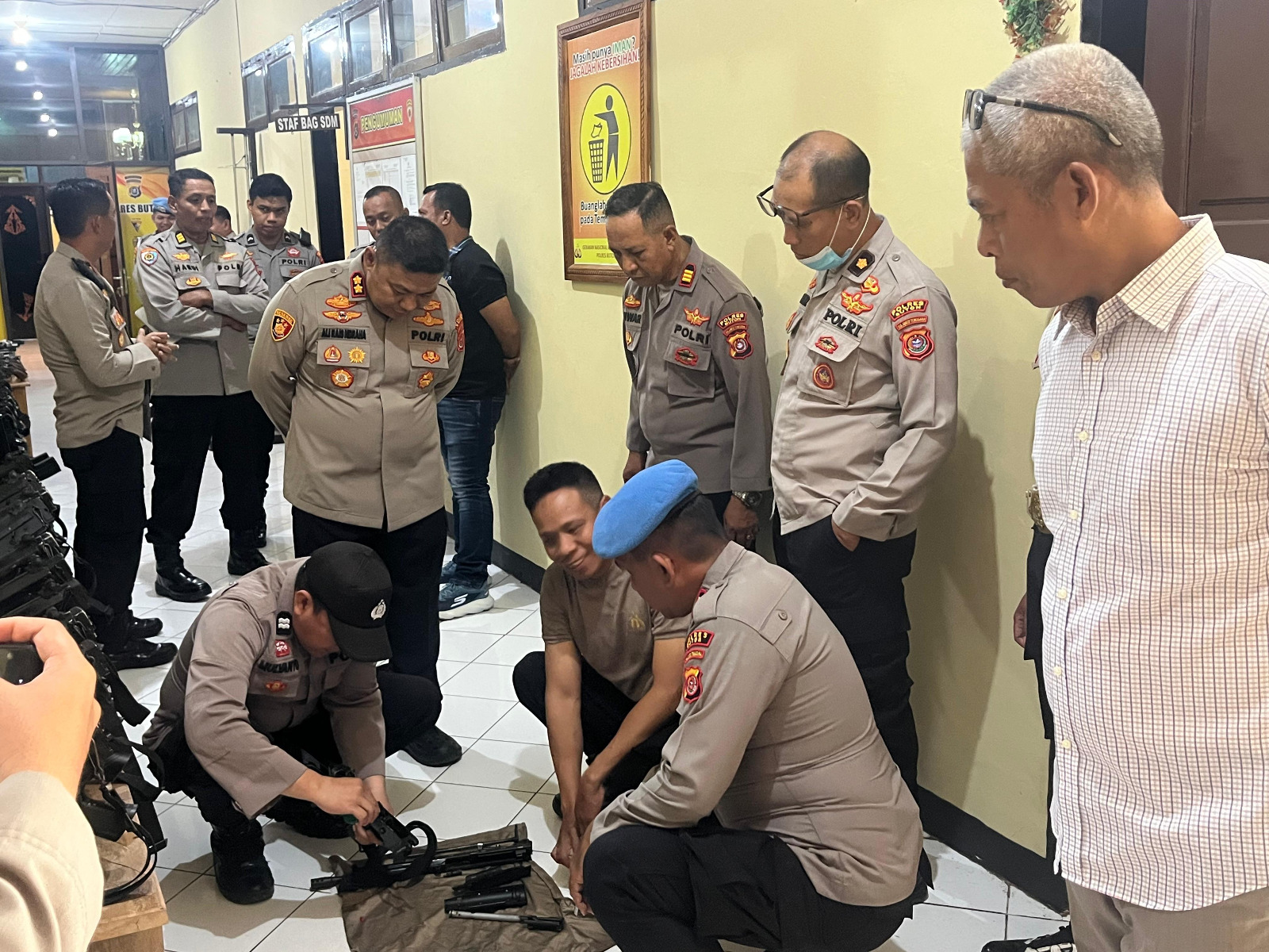 Kapolres Buton Cek Gudang Senpi di Ruang Logistik
