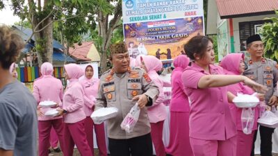 Kapolres Buton Berbagi Ratusan Takjil Kapolres Buton Berbagi Ratusan Takjil