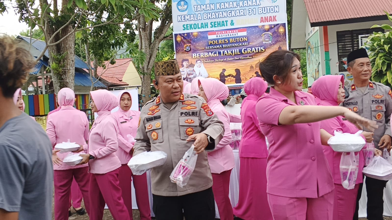 Kapolres Buton Berbagi Ratusan Takjil