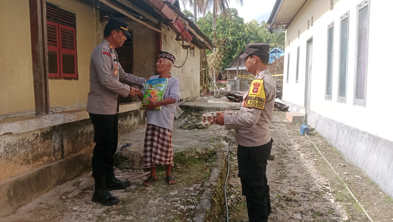 Kapolres Buton Salurkan Bantuan Sosial Kepada Korban Kebakaran di Desa Lapandewa Makmur