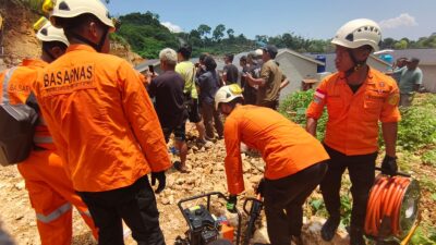 Tertimpa Batu, Operator Eksavator Meninggal Dunia Tertimpa Batu, Operator Eksavator Meninggal Dunia