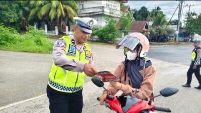 Sat Lantas Polres Buton Edukasi Pengendara Tentang Kamseltibcarlantas