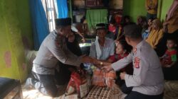 Polisi Salurkan Sembako Kepada Korban Penikaman di Kombeli