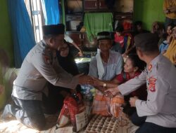 Polisi Salurkan Sembako Kepada Korban Penikaman di Kombeli