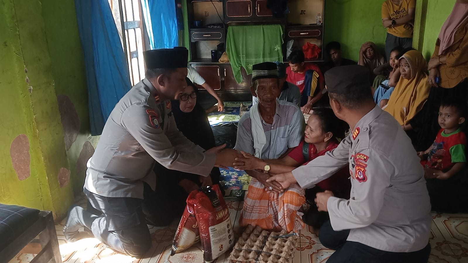 Polisi Salurkan Sembako Kepada Korban Penikaman di Kombeli