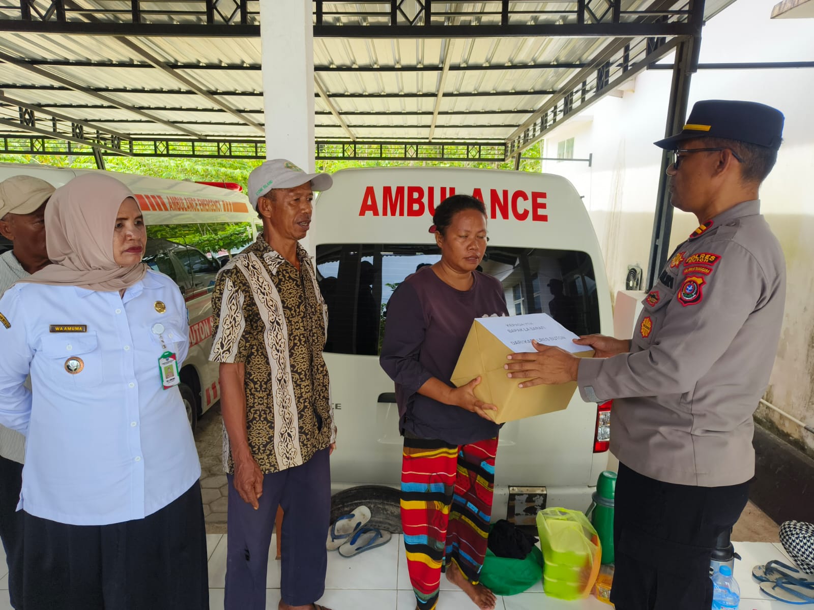 Polsek Batauga Bersama Forkopimcam Kunjungi Korban Penikaman Warga Kelurahan Laompo