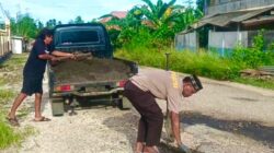 Polisi di Lasalimu Tambal Jalan Berlubang Secara Mandiri, Warga Ikut Gotong Royong Polisi di Lasalimu Tambal Jalan Berlubang Secara Mandiri, Warga Ikut Gotong Royong