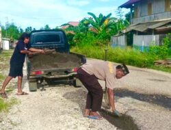 Polisi di Lasalimu Tambal Jalan Berlubang Secara Mandiri, Warga Ikut Gotong Royong