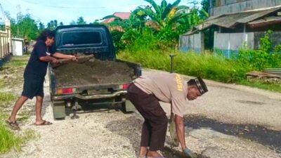 Polisi di Lasalimu Tambal Jalan Berlubang Secara Mandiri, Warga Ikut Gotong Royong Polisi di Lasalimu Tambal Jalan Berlubang Secara Mandiri, Warga Ikut Gotong Royong