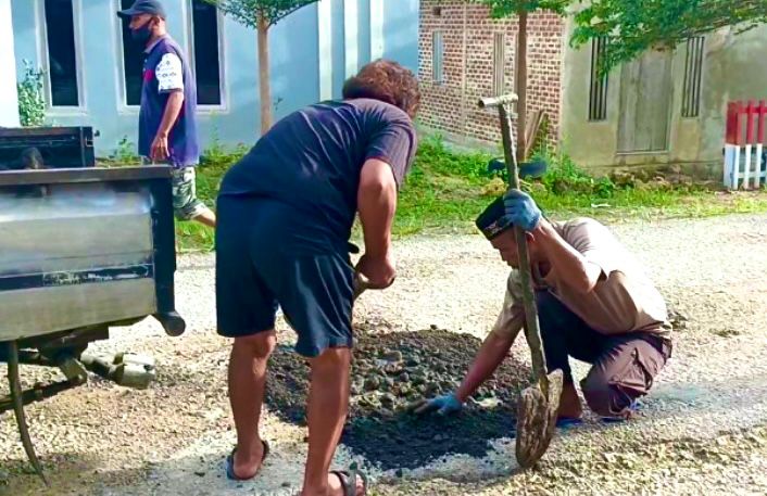 Polisi di Lasalimu Tambal Jalan Berlubang Secara Mandiri, Warga Ikut Gotong Royong Polisi di Lasalimu Tambal Jalan Berlubang Secara Mandiri, Warga Ikut Gotong Royong