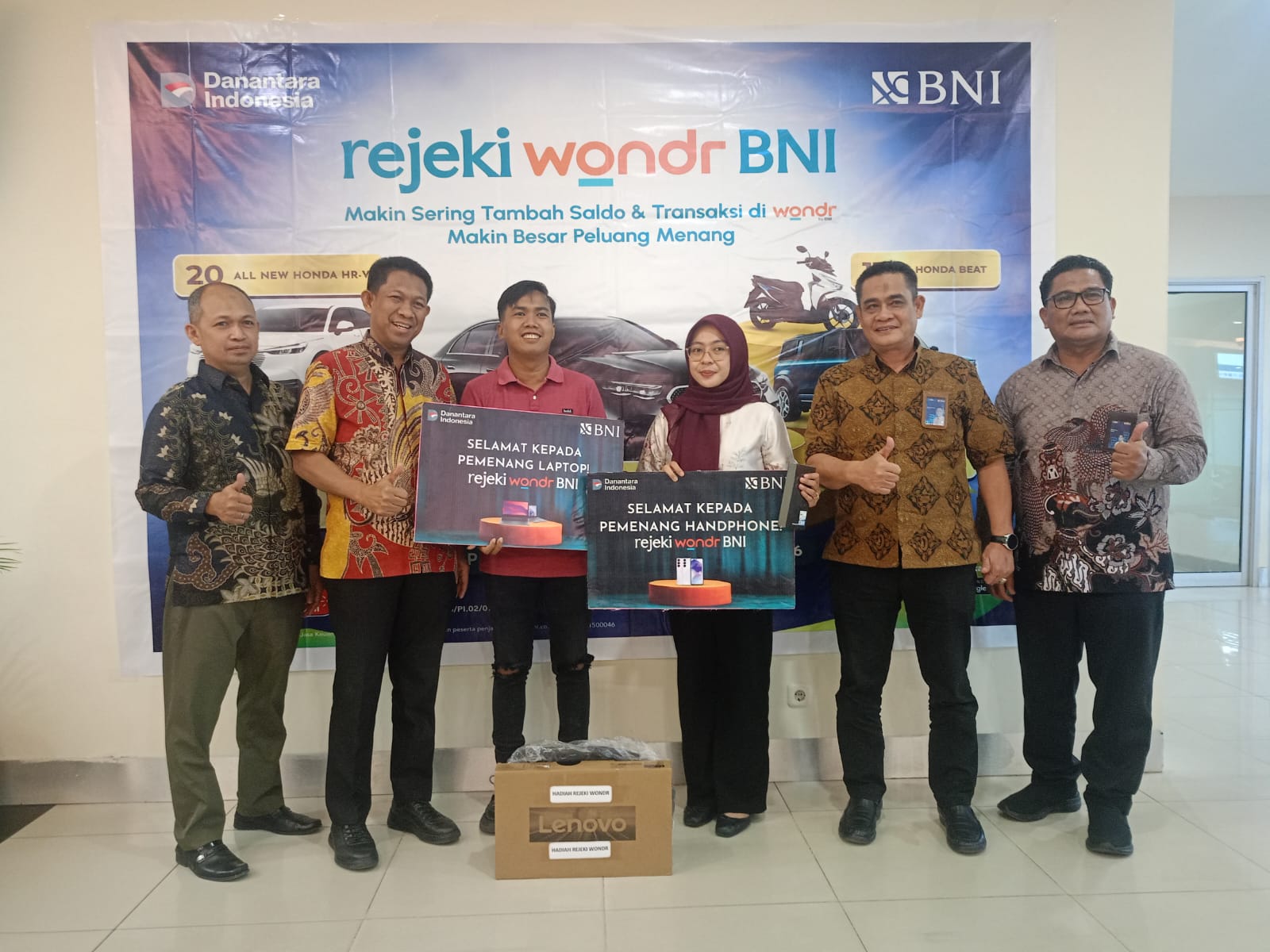 Rejeki wondr BNI Tahap II: Nasabah Wilayah 07 Makassar Cabang Baubau Raih Hadiah