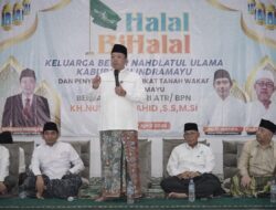 Hadiri Halalbihalal Nusron Wahid Serahkan Sertipikat Tanah Wakaf PCNU Indramayu