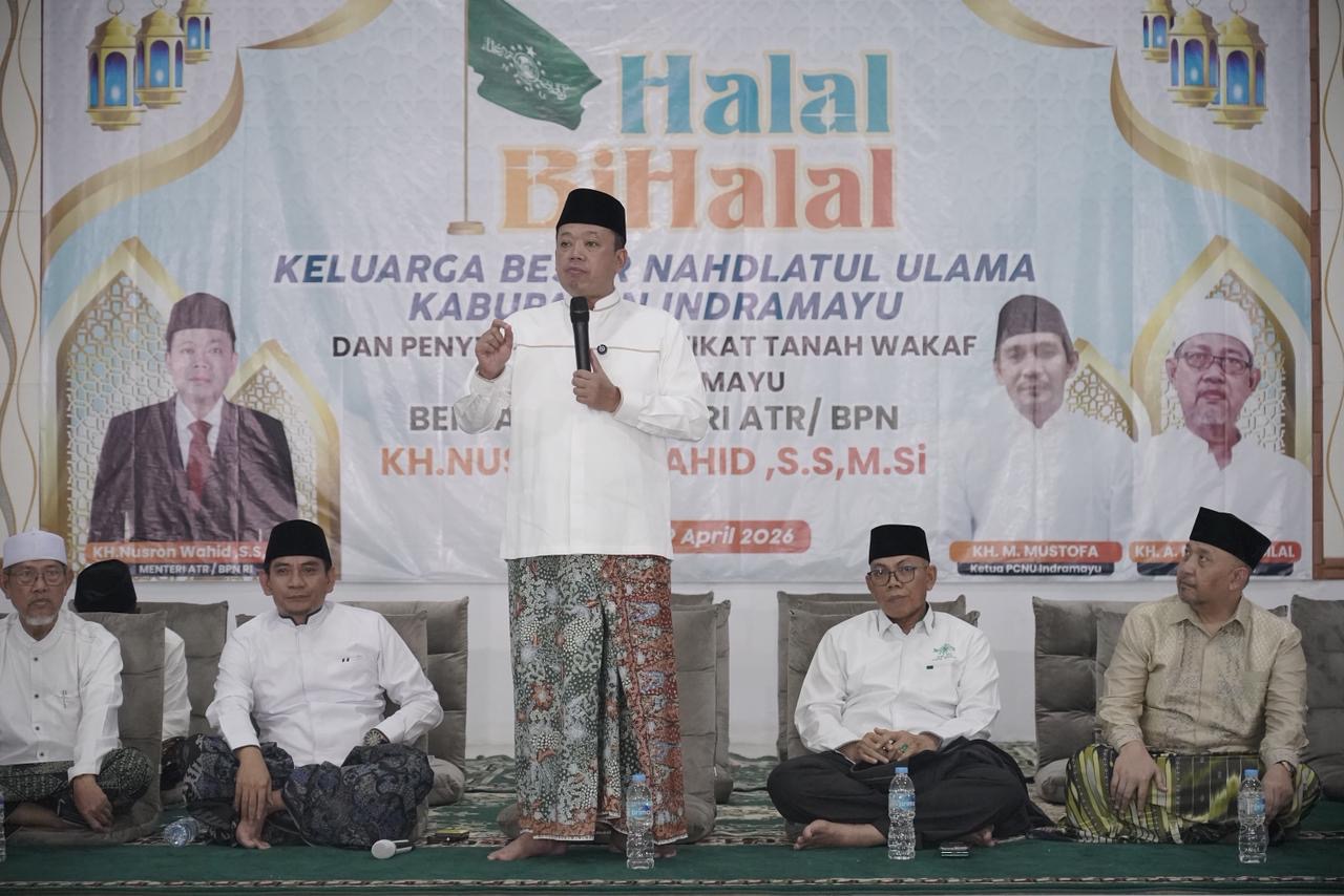 Hadiri Halalbihalal Nusron Wahid Serahkan Sertipikat Tanah Wakaf PCNU Indramayu