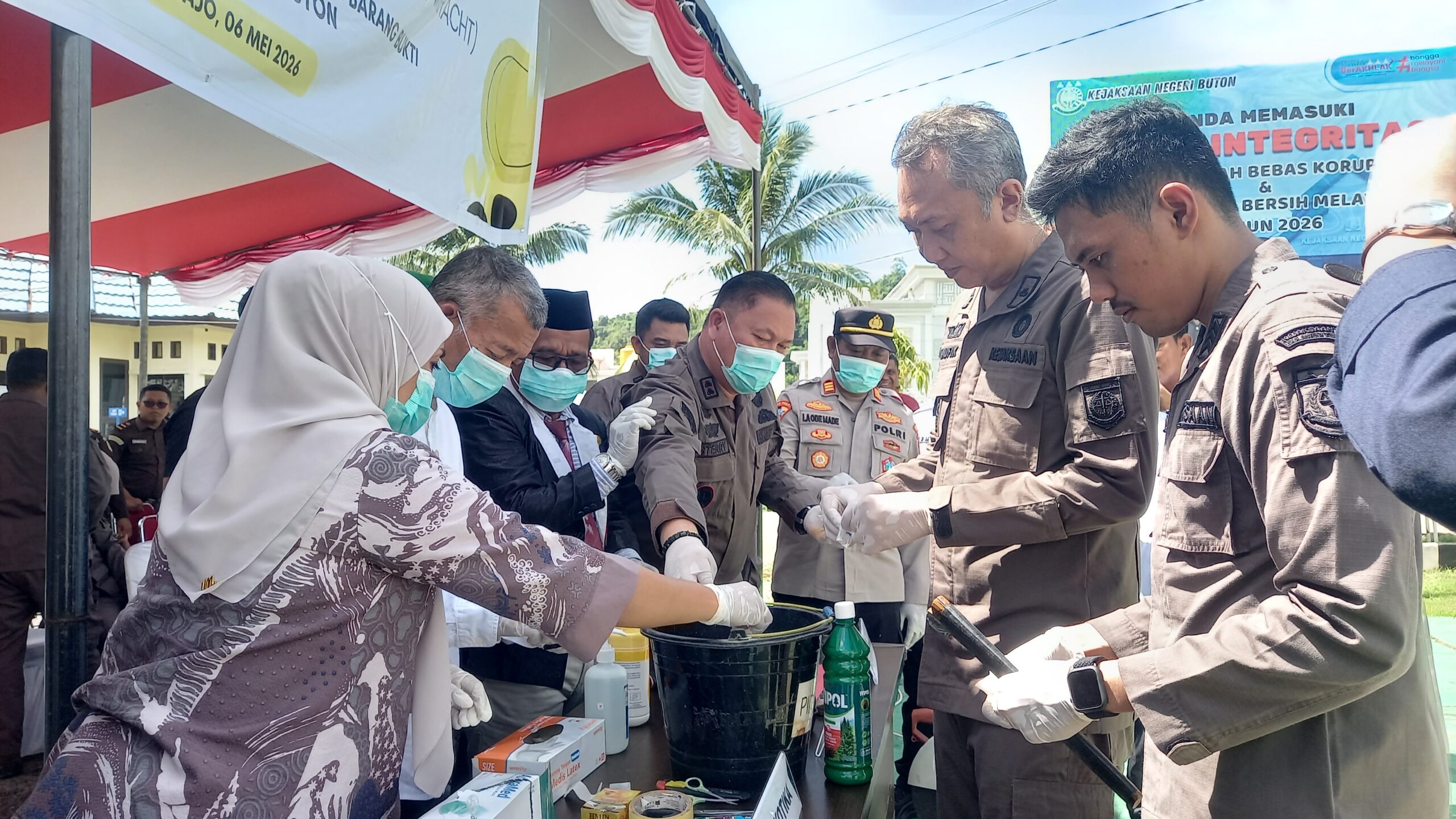 Kejari Buton Musnahkan Barang Bukti 33 Perkara