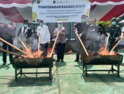 Kejari Buton Musnahkan Barang Bukti 33 Perkara