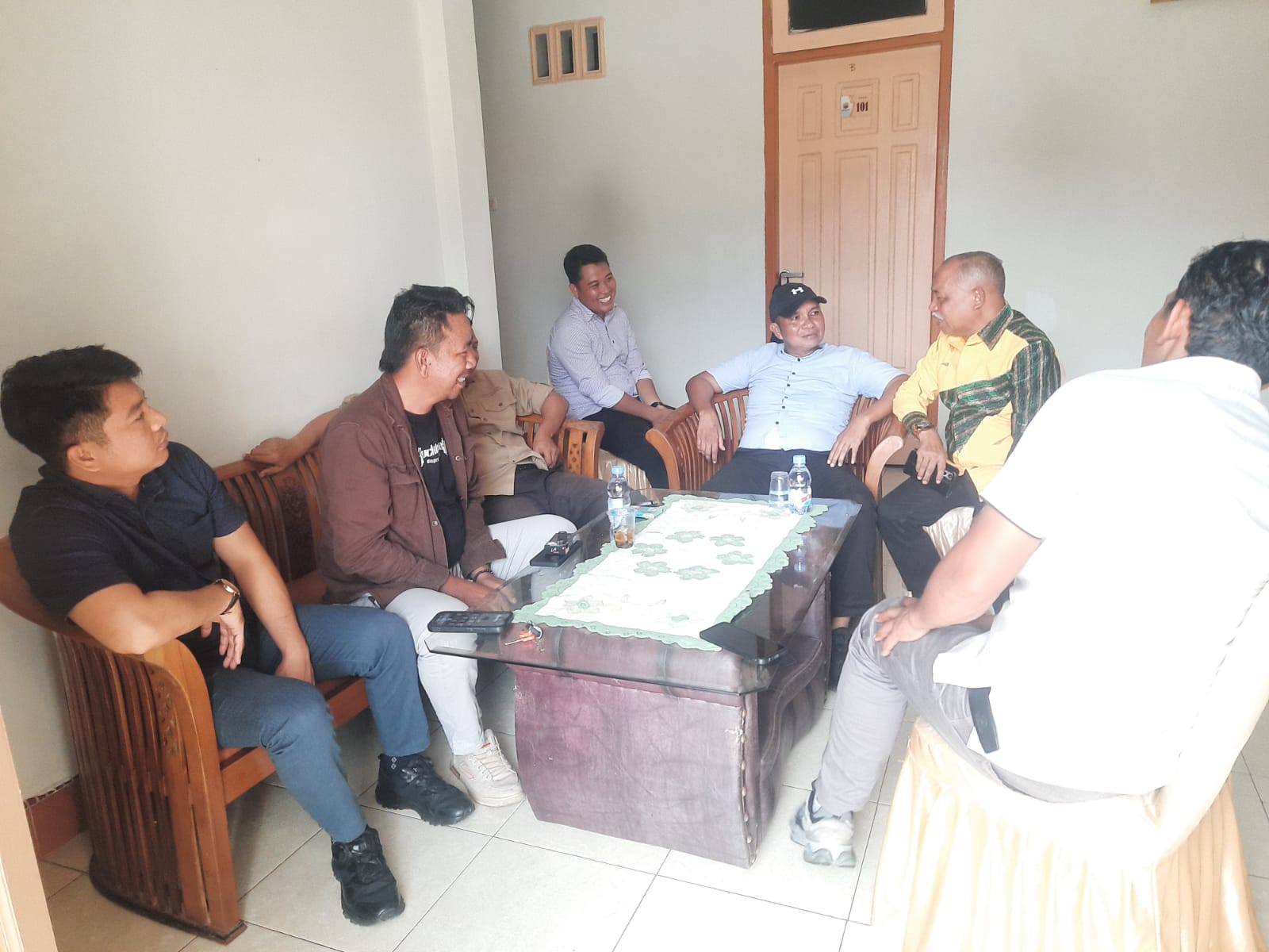 Pastikan BBM Aman, Polisi Edukasi Petugas SPBU dan Para penjual BBM Eceran di Pasarwajo