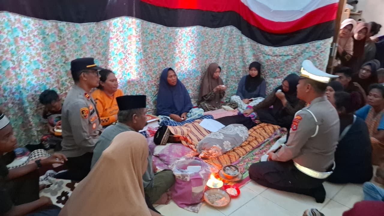 Polisi Melayat ke Rumah Duka Korban Laka Lantas di Batauga