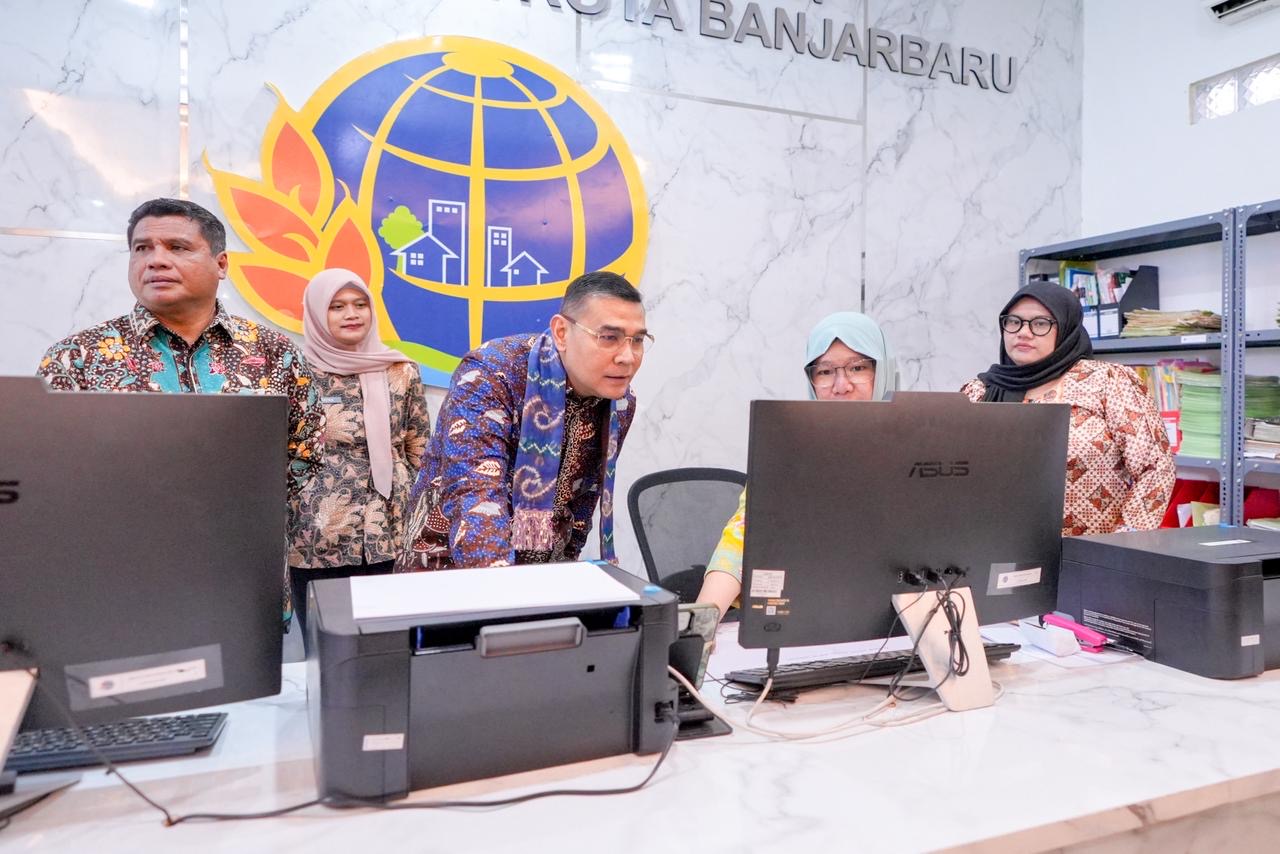 Wamen Ossy Tinjau PELATARAN di Kantah Kota Banjarbaru, " Masyarakat Jangan Menunggu Lama di Loket"
