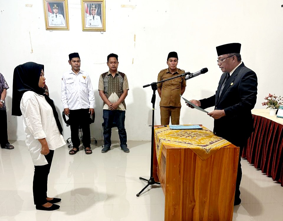 Camat Lasalimu Selatan Lantik Anggota BPD PAW Desa Ambuau Indah