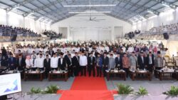 Mentri Nusron Serahkan 1.029 Sertipikat Tanah Wakaf