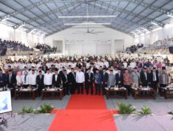 Mentri Nusron Serahkan 1.029 Sertipikat Tanah Wakaf