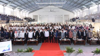 Mentri Nusron Serahkan 1.029 Sertipikat Tanah Wakaf