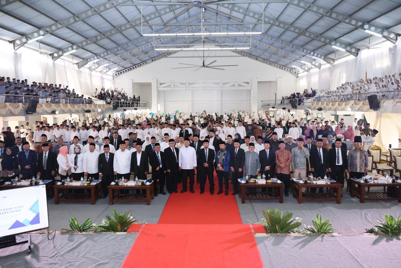 Mentri Nusron Serahkan 1.029 Sertipikat Tanah Wakaf