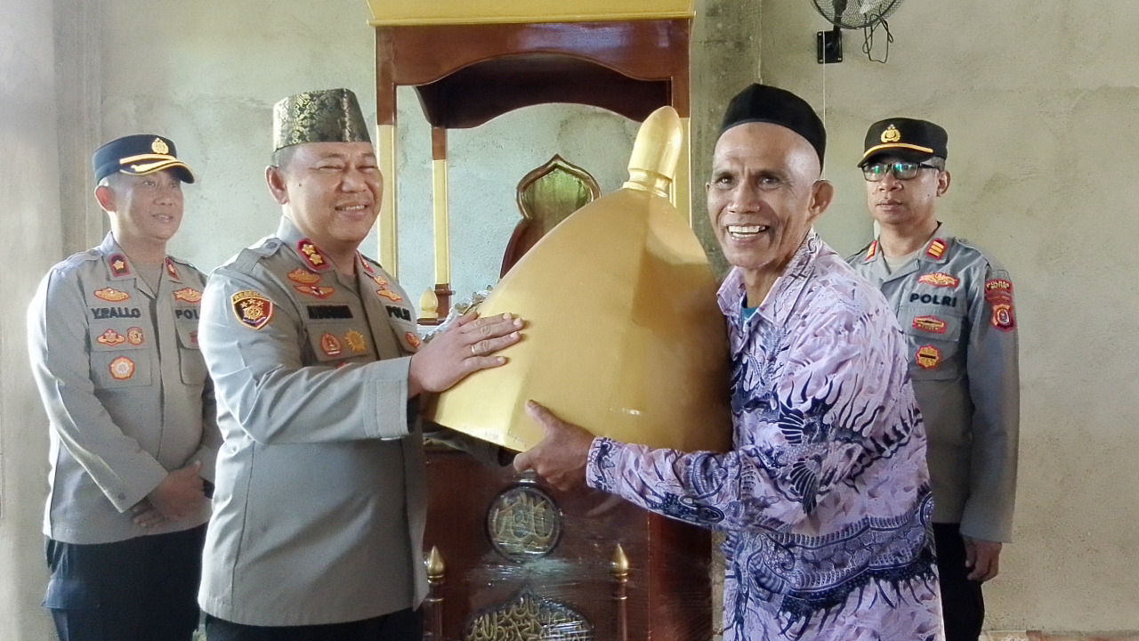 Hari Bhayangkara ke-80, Kapolres Buton Serahkan Mimbar kepada Masjid Al-Rahman Wagola