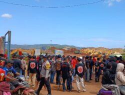Mata Pencaharian Lumpuh, Ratusan Massa Robohkan Portal Sengketa Jetty PT PMS