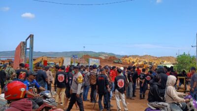 Mata Pencaharian Lumpuh, Ratusan Massa Robohkan Portal Sengketa Jetty PT PMS