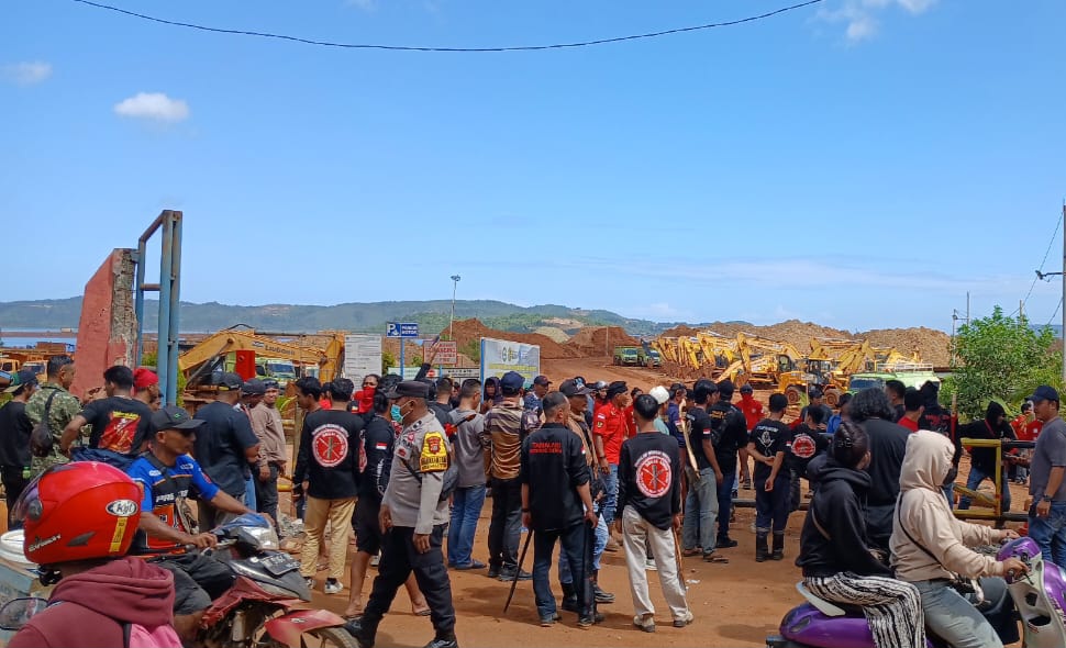 Mata Pencaharian Lumpuh, Ratusan Massa Robohkan Portal Sengketa Jetty PT PMS