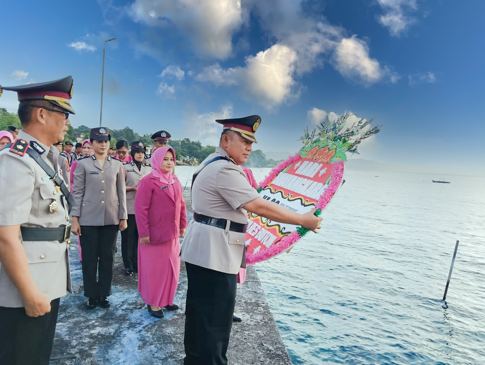 Kapolres Buton Pimpin Upacara Tabur Bunga