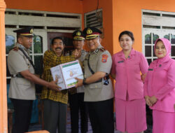 Kapolres Buton  Berikan Tali Asih kepada Warakawuri Jelang Hari Bhayangkara ke-80