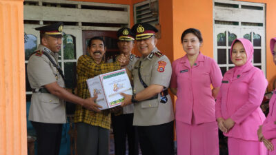 Kapolres Buton Berikan Tali Asih kepada Warakawuri Jelang Hari Bhayangkara ke-80