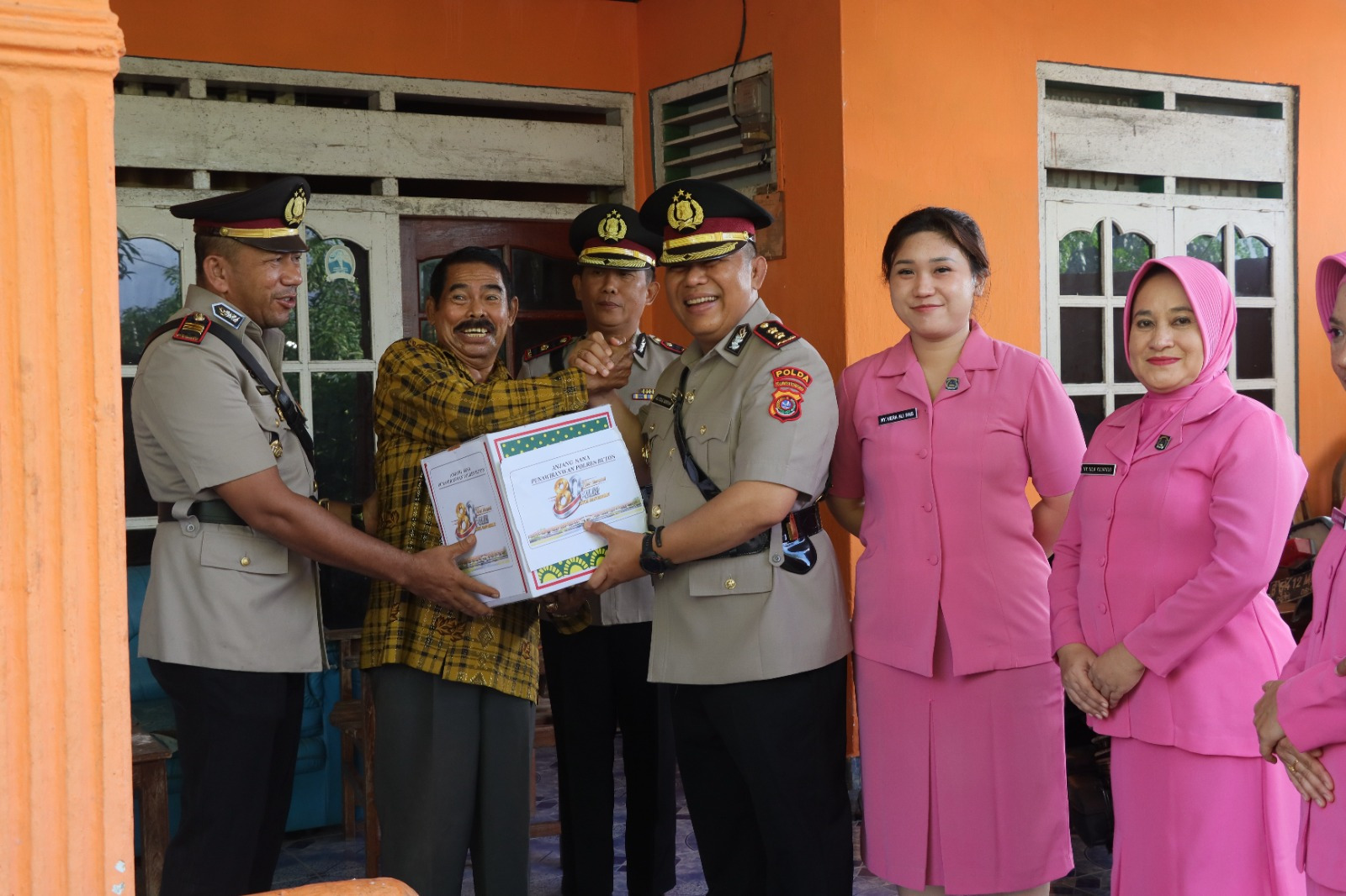 Kapolres Buton Berikan Tali Asih kepada Warakawuri Jelang Hari Bhayangkara ke-80