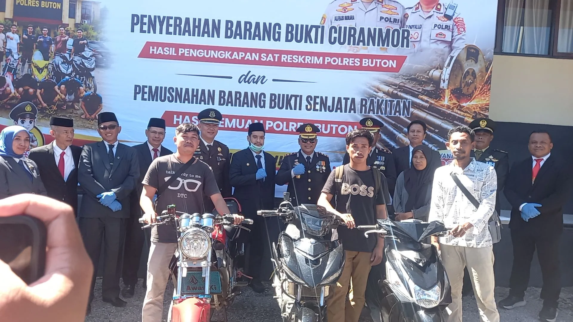 HUT Bhayangkara, Polres Buton Musnahkan Senpi dan Serahkan Motor Curian ke Pemilik