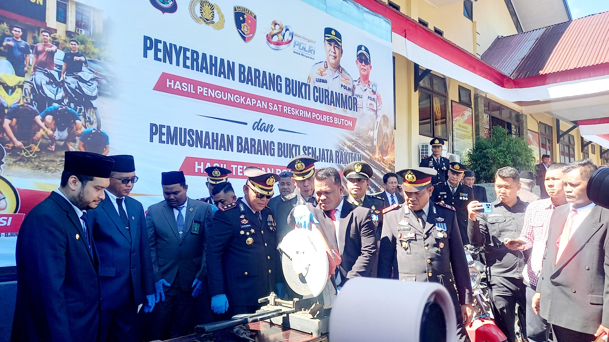 HUT Bhayangkara, Polres Buton Musnahkan Senpi dan Serahkan Motor Curian ke Pemilik