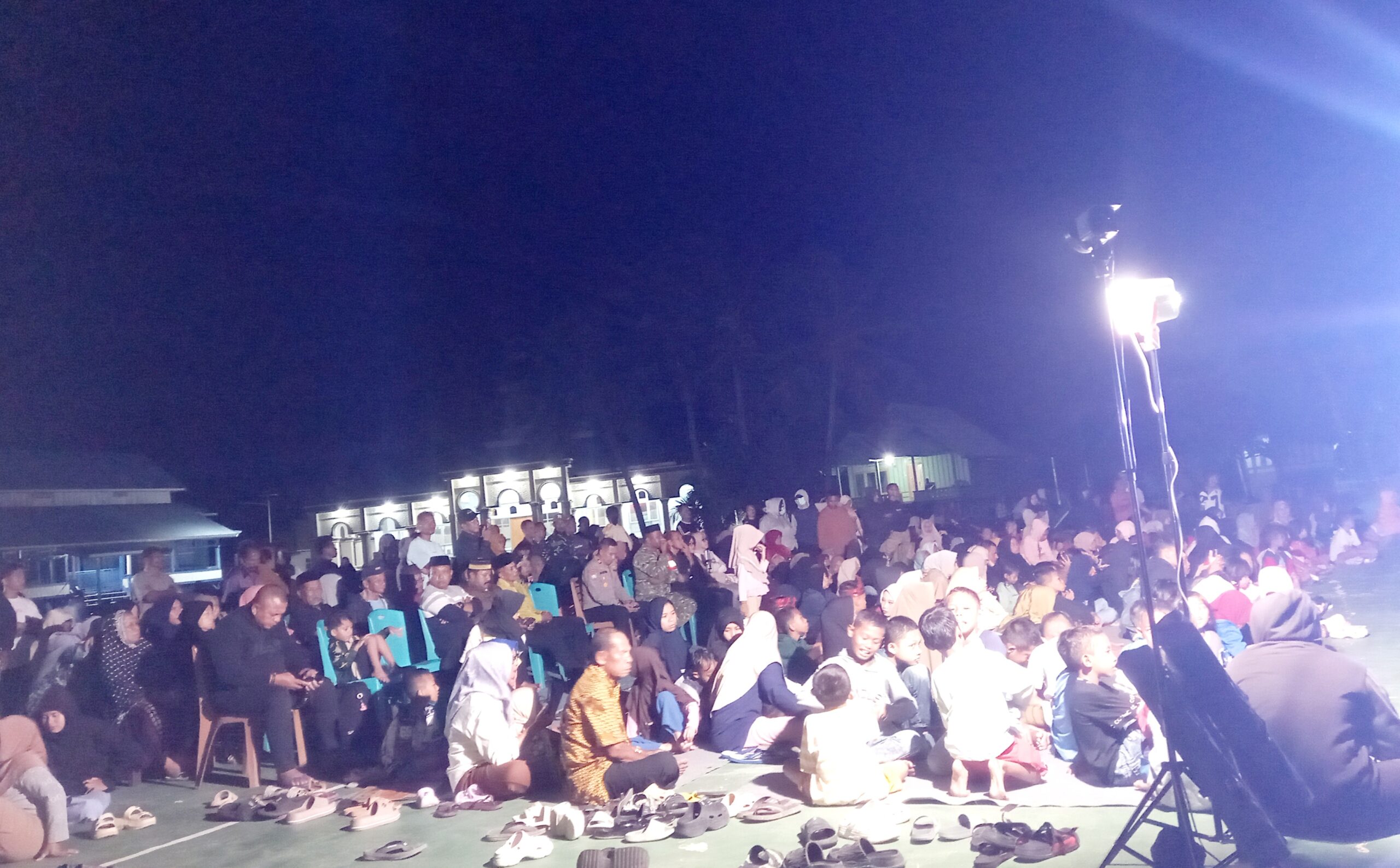 Nobar Film Layar Tancap di Wabula, Kades Wabula : "Jangan hanya "Kaombo!" Nobar Film Layar Tancap di Wabula, Kades Wabula : "Jangan hanya "Kaombo!"