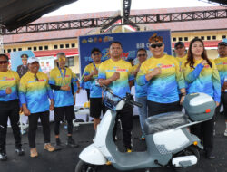 Kapolres Buton Serahkan Doorprize Kepada Juara Run 10k