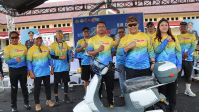 Kapolres Buton Serahkan Doorprize Kepada Juara Run 10k