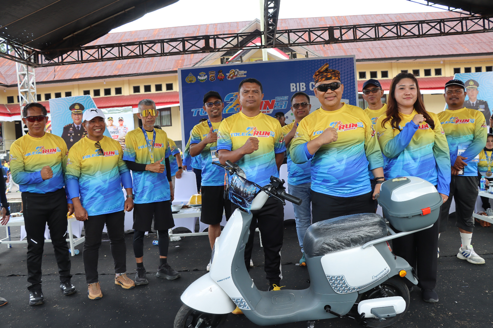 Kapolres Buton Serahkan Doorprize Kepada Juara Run 10k